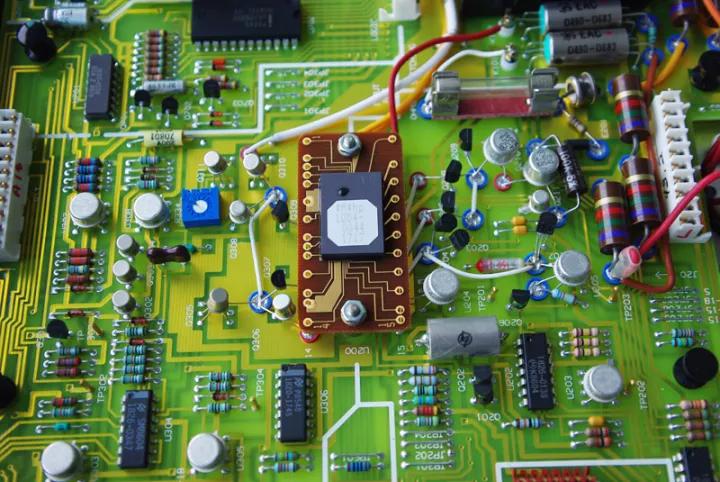 PCB走线角度选择到底该不该90°？